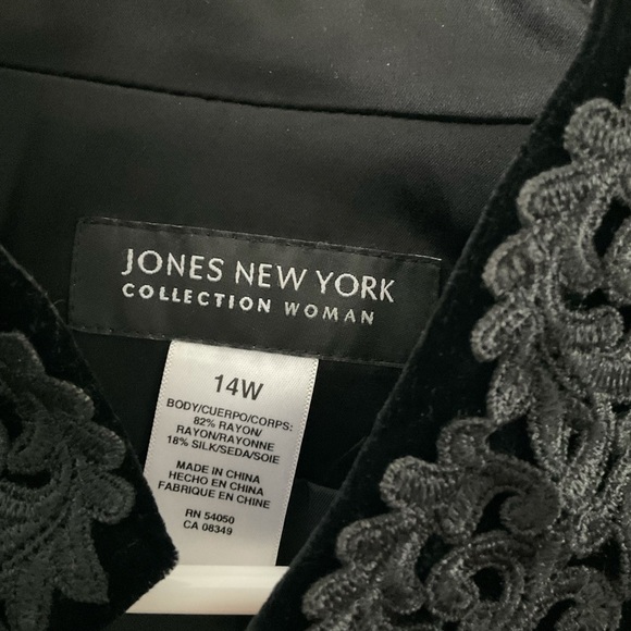 Ladies Beautiful Black Velvet Jacket Worn once.  Like New Condition. - Picture 2 of 4